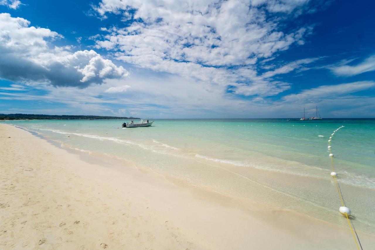Blue Skies Beach Resort Negril Exterior photo
